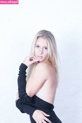 Annesophie Linn [ annesophie-linn ] - qué tal me veo     estoy tan cachonda  hoy ultime un juguete grande