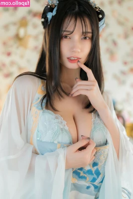 瀬戸環奈 Kanna Seto [ kanna-seto ] - When I'm sitting down in front of you, you should be on your knees