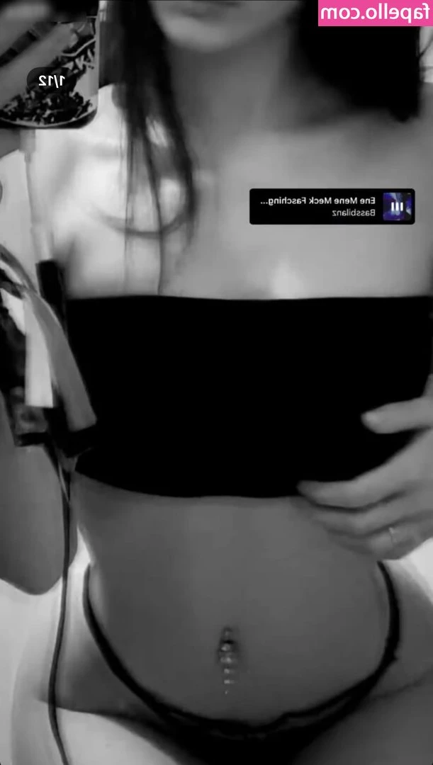Hannahluisienne - I’m typing this with one hand because my other hand is busy, guess