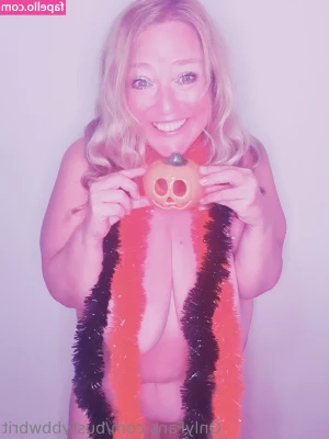 bustybbwbrit - hello baby come see my new videos on the chat i m doing pretty sensual