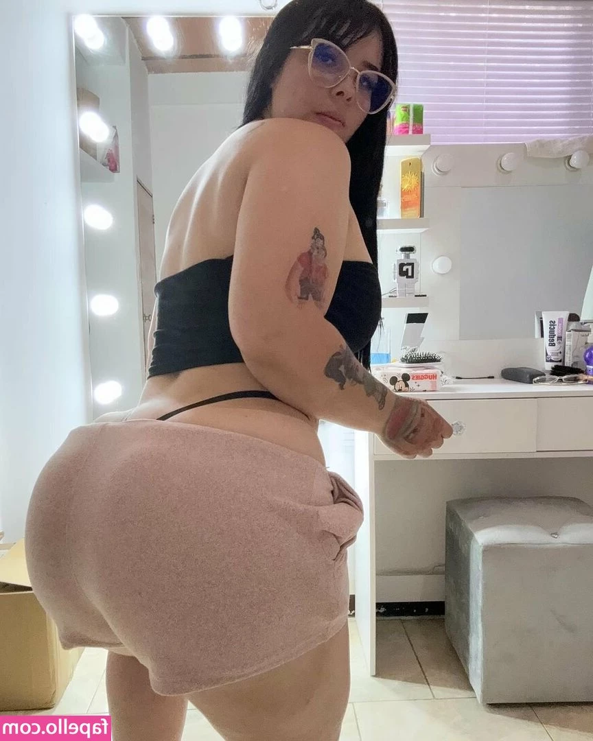 narbetperez - Wanna be my footstool? Bet you wouldn't mind 😉 xxx