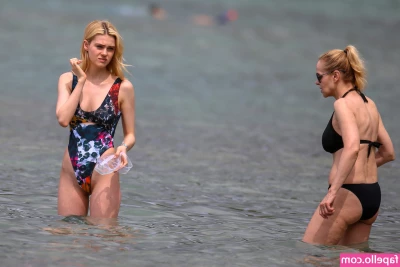 Nicola Peltz [ nicola-peltz ] - Hey fans  Stay tuned tonight for a very special live stream   Have