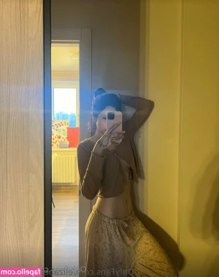 kara18 - When life gives you curves flaunt em