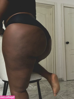 thatbootythox - Someone come jizz all over my titties!