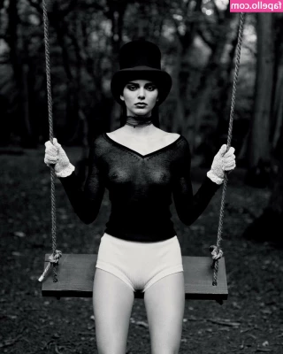 Kendall Jenner [ kendall-jenner ] - Passando um perfuminho pra dormir bem cheirosa