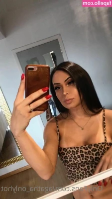 Agatha Onlyhot [ agatha-onlyhot ] - Hold me tight