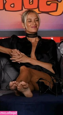 Didem Soydan [ didem-soydan ] - I m wearing clothes but I m very hot and I d like to take them out to