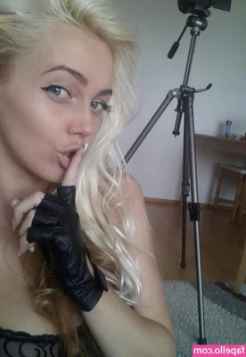 Sexy Julia [ sexy-julia ] - I get the first sniff 👣