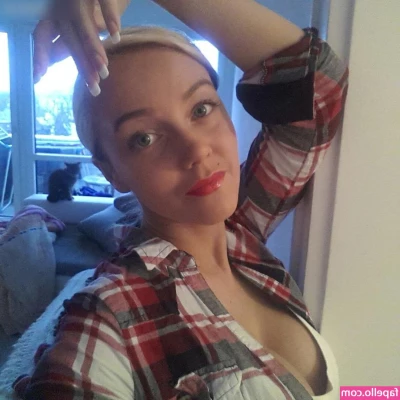 Sexy Julia [ sexy-julia ] - How much do you love this outfit? Come see me take it off 😜