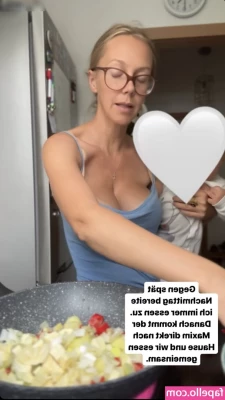 Sexy Julia [ sexy-julia ] - Who s filling who up