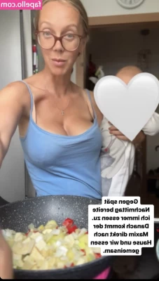Sexy Julia [ sexy-julia ] - I've been attacked by a mosquito！🤣 Horny mosquito！😤