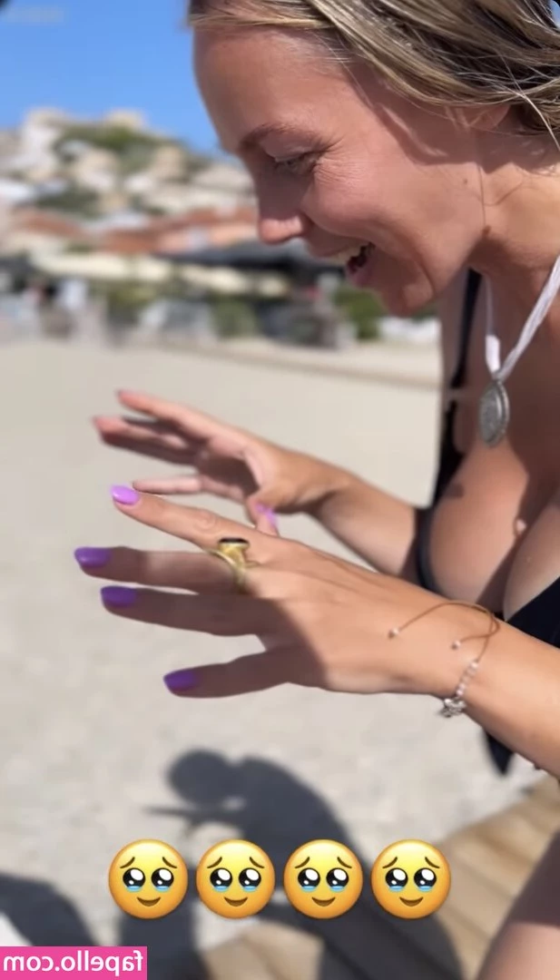 Sexy Julia [ sexy-julia ] - I like themes. Give me some ideas for themes for each day please.