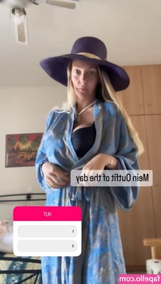 Sexy Julia [ sexy-julia ] - So I'd give the new vibrator an excited 10/10😍