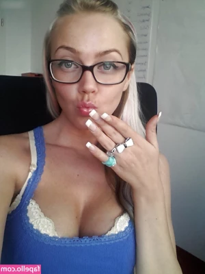 Sexy Julia [ sexy-julia ] - Happy Thursday! Make sure you guys are active by liking and