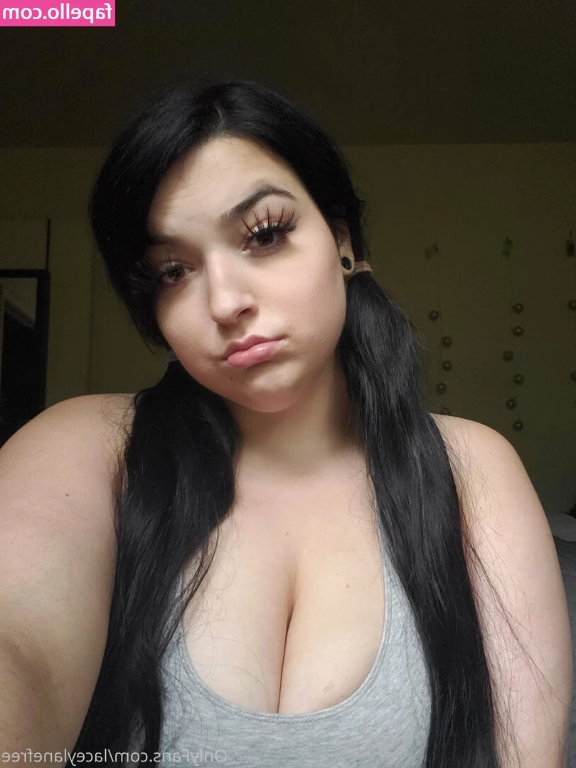 laceylanefree - Hi Daddy, wanna come squeeze these nipples? 😈