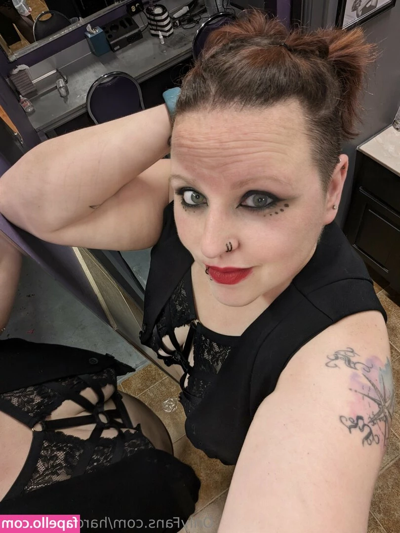 hardcore_holly [ hardcore-holly ] - All oiled up 💦💦 swipe for a naughty suprise‼️ Check your
