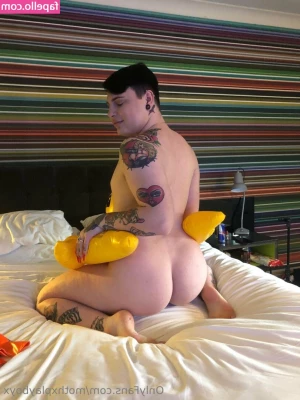 mothxplayboyx - Si les vendiera mis fotos desnudo agarrándome la verga lo comprarían