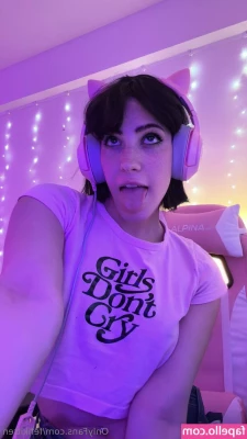 Fefikitten [ fefikitten-5 ] - You can't look away, now can you? Let's chat about you bending me