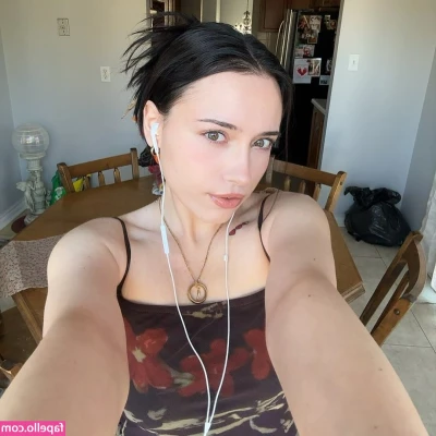 Claudzmo - I love wearing lingerie and looking sexy  Wanna see the other looks I