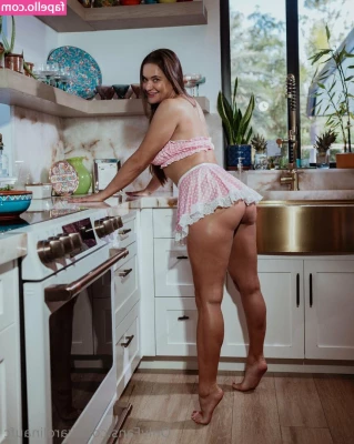 Karolina Kowalkiewicz [ karolina-kowalkiewicz-3 ] - gonn be dropping a collab here soon   deucesnudes