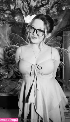 official.tinkerbellxo [ official-tinkerbellxo-3 ] - La cremita del desayuno terminó en mis pies hoy 🙈🦶🏻😅
