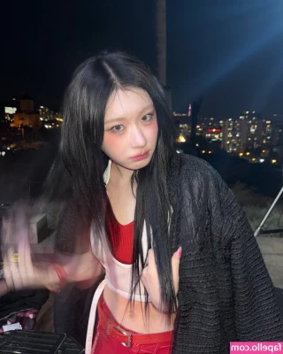 Chaeryeong - No panties and bare feet is hot and ready to play in your dms babe