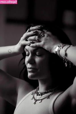  [ jessie-j-1 ] - Solo de pensar en lo que me haría tu boquita