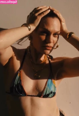  [ jessie-j-1 ] - Up close and personal with my cracks and crevices