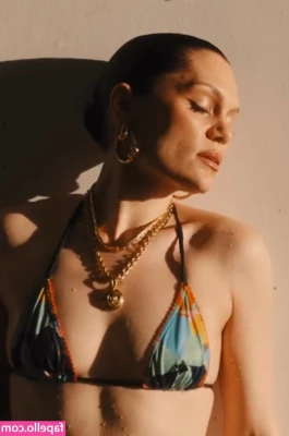  [ jessie-j-1 ] - I m looking for someone who can handle my foot fetish without getting