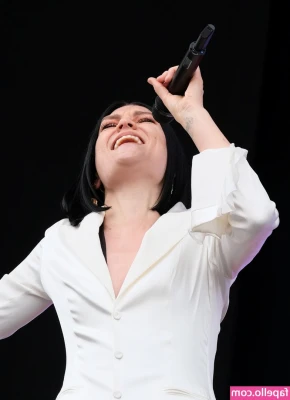  [ jessie-j-1 ] - https://onlyfans.com/1285250697/lolly_kiss @chaarlotte1