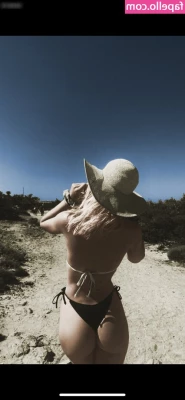 Lili Hamann [ lili-hamann ] - Ho tolto il reggiseno e poi anche le mutandine😏 sono proprio una