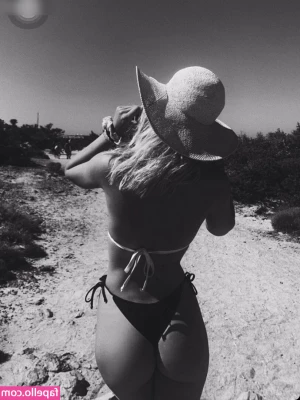 Lili Hamann [ lili-hamann ] - Hey there