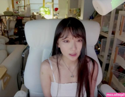 Ariasaki - Yes you can watch me, watch me but you can't touch me, touch me  🤫