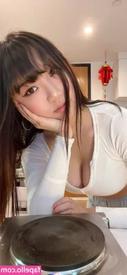  [ ariasaki ] - Showing off my ripped up jeans again with bright pink fullbacks