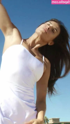 Elisabetta Canalis [ elisabetta-canalis ] - Tengo tantas ganas de bailarte encima