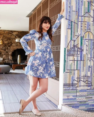  [ zooey-deschanel ] - It s a cold morning  really need someone heating me up while I wait