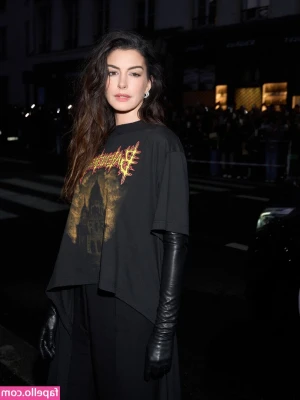 Anne Hathaway [ anne-hathaway ] - I see you baby 😍 shaking that ass 💯🔥😈💪🏾