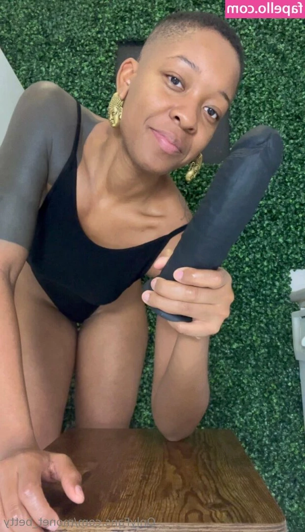 monet_betty [ monet-betty ] - Sometimes  I look like a normal person and wear glasses  Lol