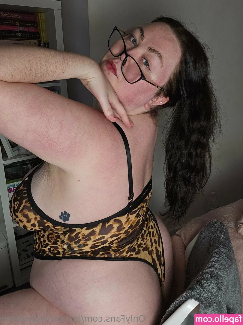 laylajonesbbwfree - Momma is being naughty outside again