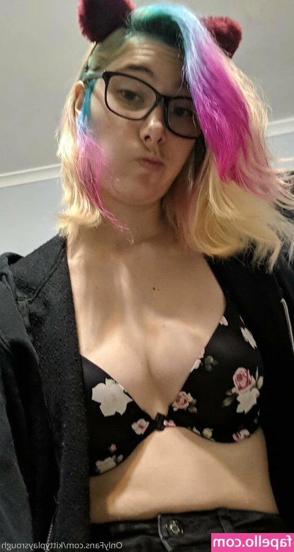 kittyplaysrough - Be careful, I bite and I suck too. 😈💋🔥