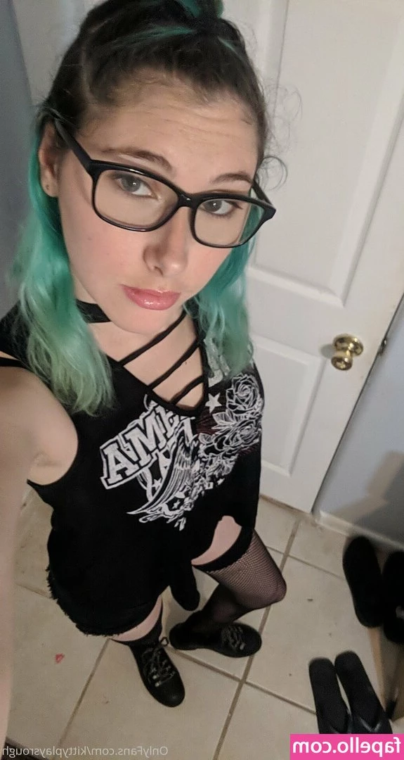 kittyplaysrough - Afternoon biatches! What's it to be today? Humiliation, girly fun,