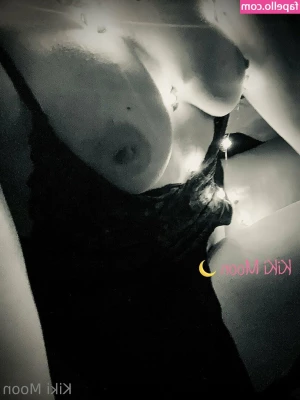 kikimoon820 - ohfoxylady    Big ass twerk    Tattooed body and pierced nipples  