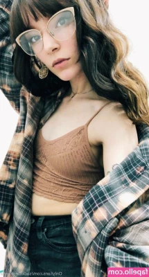 sadkittenkenna - I'll show you my bare bottom.