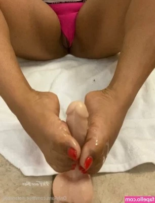freenofacebae - Sometimes I put on stockings and.... get ratchet 😝🤣  Dm me if
