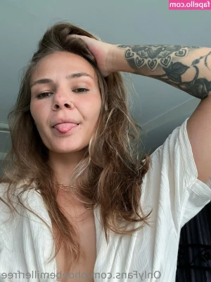 phoebemillerfree - im really bored and horny rn 😈 do you wanna sext? 🥵