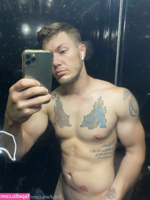 michaelcass91 - The funniest things in life get you sweaty, doing sports, sex... 😏