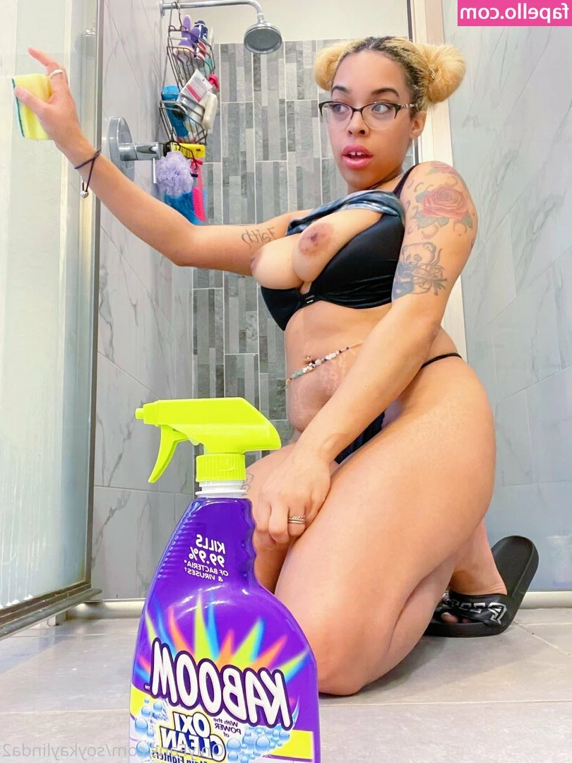 soykaylinda2 - Holding my titties for you guys!