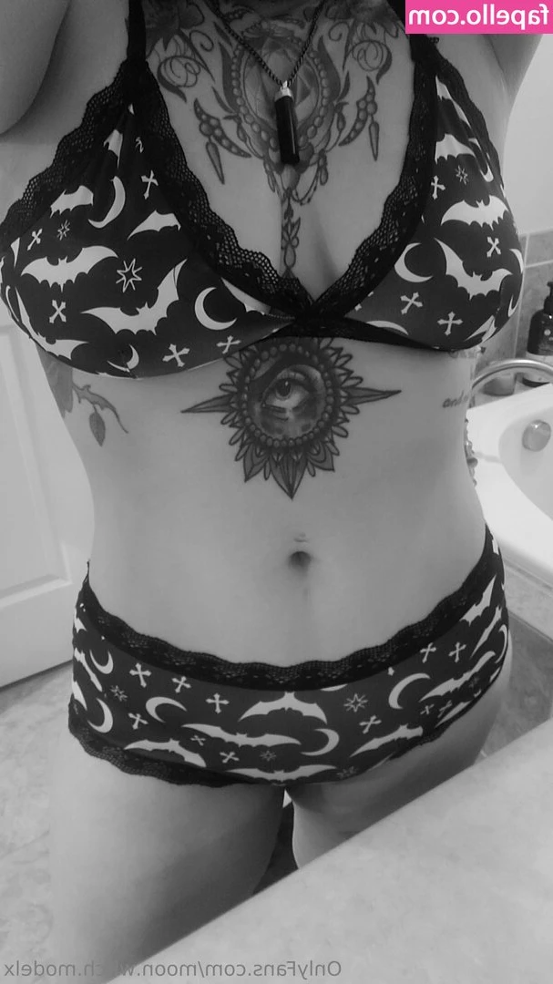 moon.witch.modelx [ moon-witch-modelx ] - Wanna find out what these toes do
