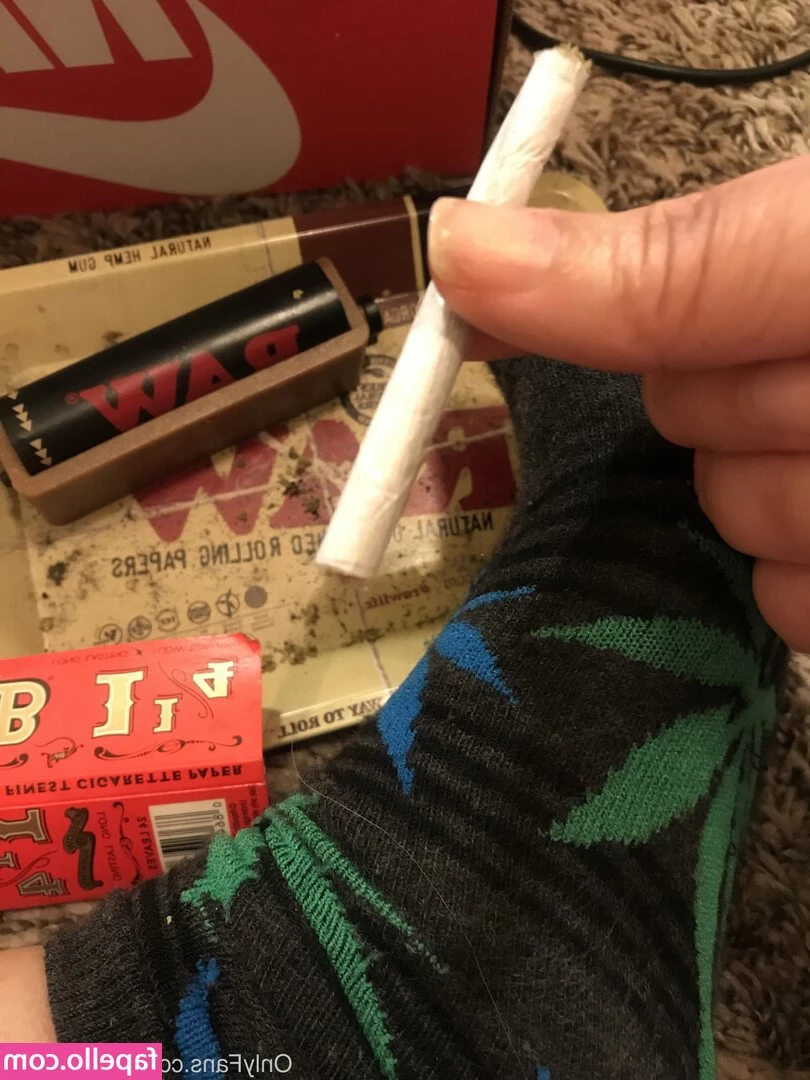 paisleehaze - Wearing short, shorts & slippers doing my laundry… Don’t you