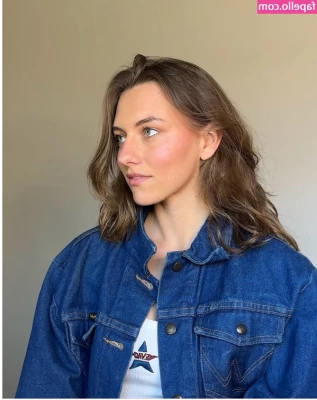 Ella Kernkamp [ ella-kernkamp ] - One hand on my titty  the other hand on your